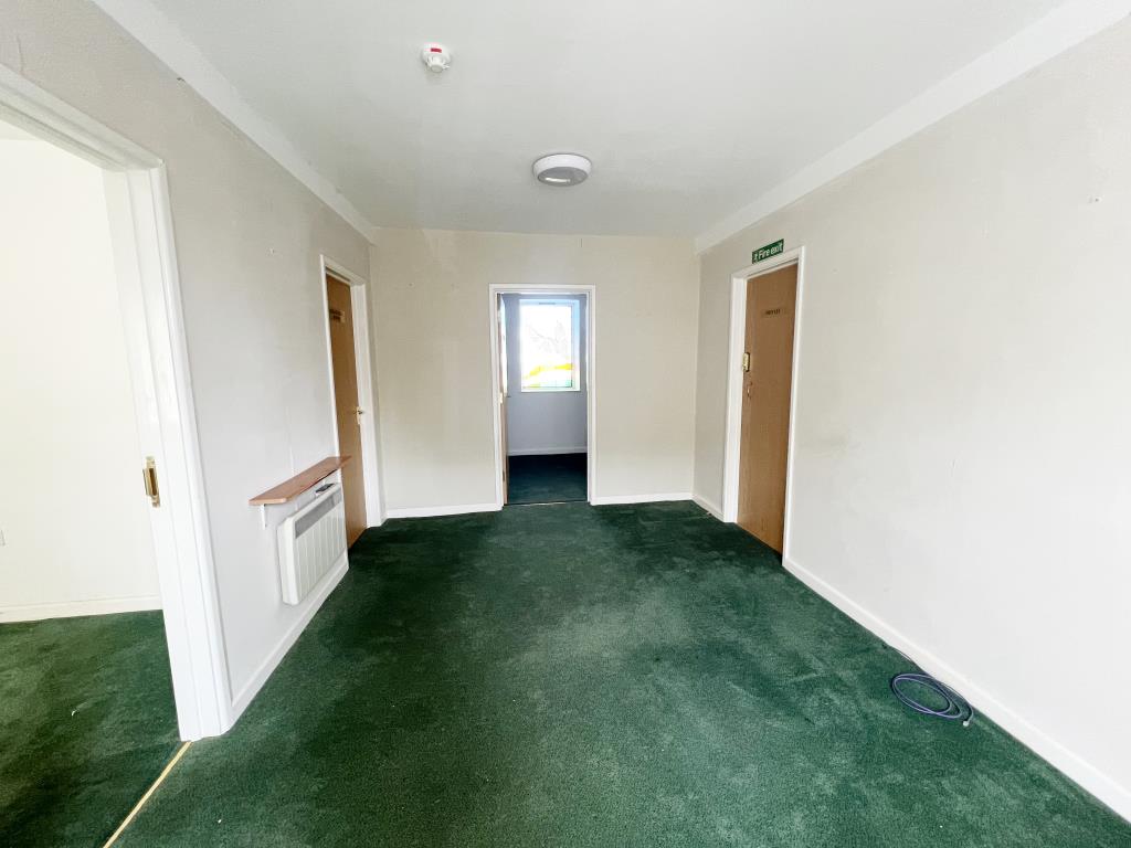 Lot: 128 - FORMER FUNERAL PARLOUR WITH POTENTIAL - General view of entrance hall